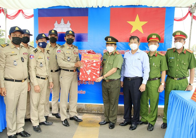 Đại tá Đinh Văn Nơi, Giám đốc Công an tỉnh An Giang trao quà cho Giám đốc Công an tỉnh Kandal.