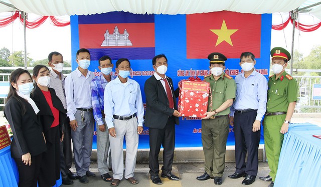 Đại tá Đinh Văn Nơi, Giám đốc Công an tỉnh An Giang trao qua cho Chủ tịch Hội Khmer - Việt tỉnh Kadal