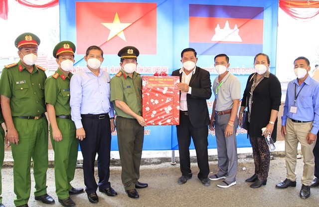 Đại tá Đinh Văn Nơi, Giám đốc Công an tỉnh An Giang trao qua cho Chủ tịch Hội Khmer - Việt tỉnh Takeo.
