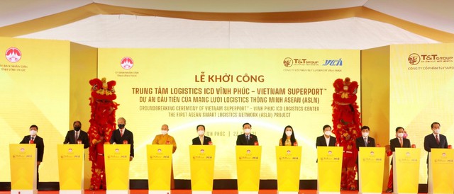 Chủ tịch Quốc hội Vương Đình Huệ cùng các vị đại biểu bấm nút khởi công Trung tâm Logistics ICD Vĩnh Phúc