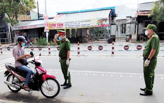 Lực lượng chức năng kiểm tra việc chấp hành ATGT của người dân lưu thông trên đường.