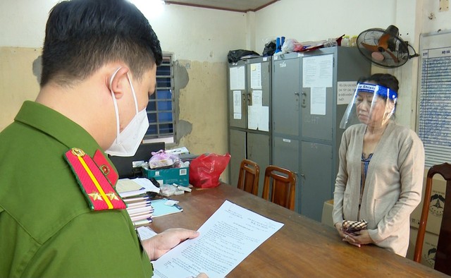 Nguyễn Thị Kim Hạnh (Mười Tường) nghe đọc quyết định khởi tố tội danh thứ 6.
