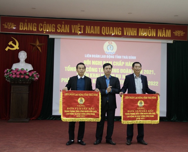 Thái Bình: Tổng kết hoạt động công tác công đoàn và ký giao ước thi đua năm 2022 - Ảnh 3.