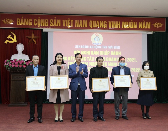 Thái Bình: Tổng kết hoạt động công tác công đoàn và ký giao ước thi đua năm 2022 - Ảnh 4.
