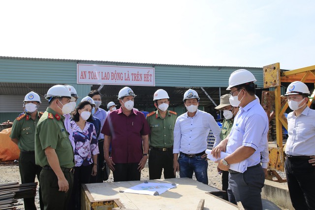 Chủ tịch UBND tỉnh Nguyễn Thanh Bình kiểm tra tiến độ thi công công trình trụ sở làm việc mới Công an tỉnh An Giang.