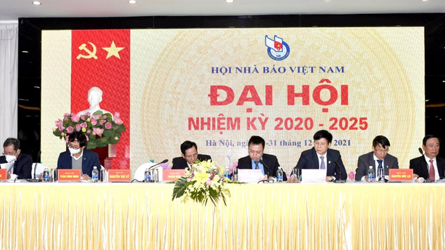 Đoàn Chủ tịch Đại hội đại biểu toàn quốc Hội Nhà báo Việt Nam lần thứ XI (nhiệm kỳ 2020-2025). Ảnh: Pháp luật Việt Nam