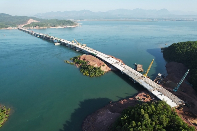 Quảng Ninh: Chính thức hợp long cầu vượt biển dài nhất Vân Tiên - Ảnh 1.