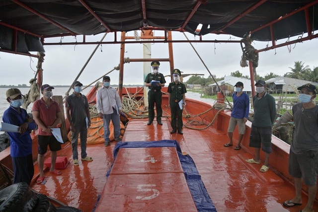 Cán bộ trạm kiểm soát Biên phòng Kinh Dài, đồn Biên phòng Tây Yên tuyên truyền kiến thức pháp luật về chống khai thác hải sản trái phép đến ngư dân.