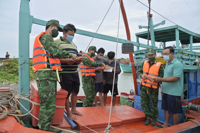Cán bộ đồn Biên phòng Xà Lực, BĐBP tỉnh Kiên Giang tuyên truyền kiến thức pháp luật về chống khai thác hải sản trái phép đến ngư dân.