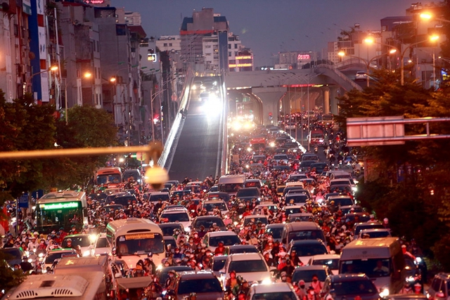 Hà Nội cấm xe máy khu vực nội đô từ năm 2025: Có quá nóng vội? - Ảnh 1.