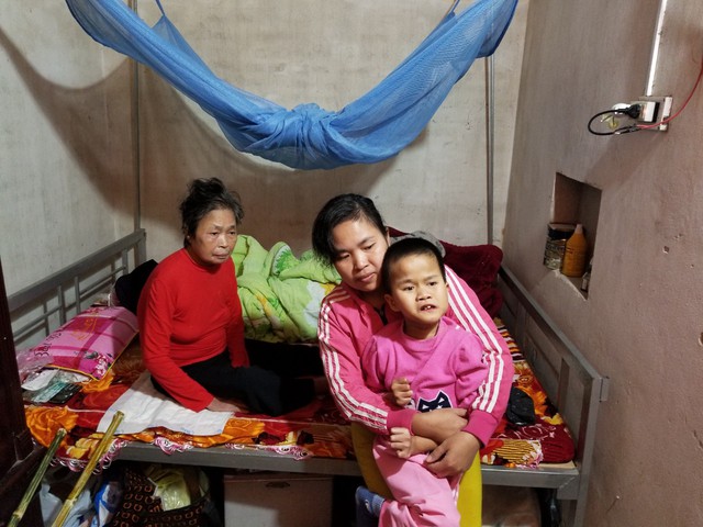 Thái Bình: Cùng cực người mẹ nuôi con bị bại não và mẹ già bị liệt do di chứng của bệnh tiểu đường - Ảnh 1.