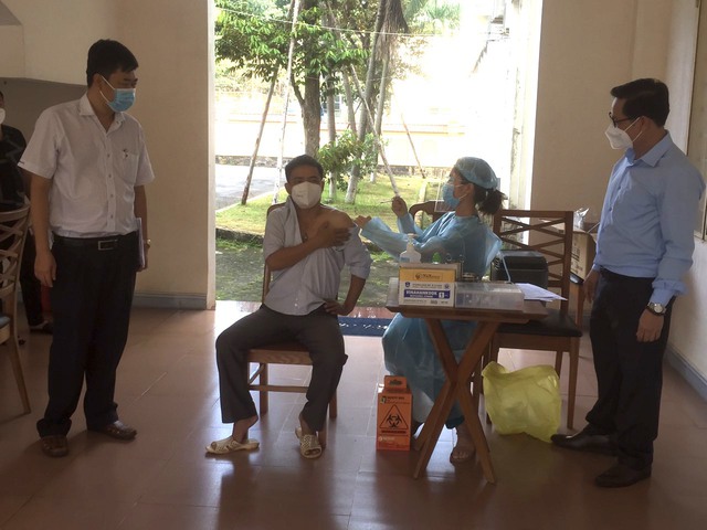Đồng Nai: Xuân Lộc tập trung tiêm liều vắc xin mũi tăng cường cho lực lượng tuyến đầu và nhân dân - Ảnh 2.
