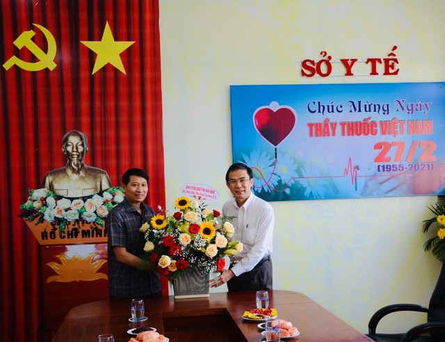 Trưởng Ban Tuyên giáo Đắk Nông chúc mừng Sở Y tế ngày Thầy thuốc Việt Nam - Ảnh 1.