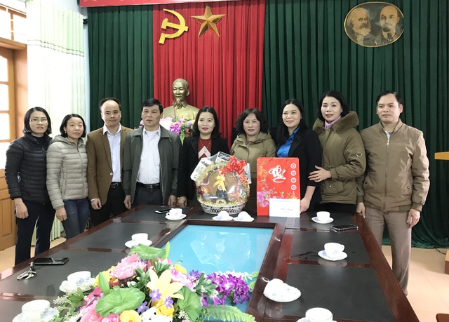 LĐLĐ tỉnh Thái Bình thăm, tặng quà, chúc Tết gia đình chính sách, lực lượng vũ trang - Ảnh 2.