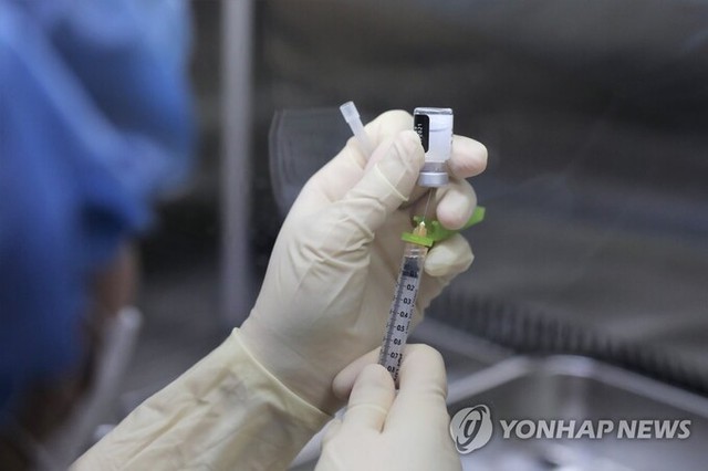 Hàn Quốc: Sử dụng kim tiêm cải tiến tiết kiệm vaccine COVID-19 - Ảnh 1.