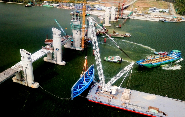 Kiên Giang: Mãn nhãn cảnh lắp đặt cửa van cống Cái Lớn nặng 203 tấn trên đại công trường thủy lợi lớn nhất Miền Tây - Ảnh 1.