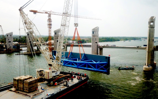 Kiên Giang: Mãn nhãn cảnh lắp đặt cửa van cống Cái Lớn nặng 203 tấn trên đại công trường thủy lợi lớn nhất Miền Tây - Ảnh 2.