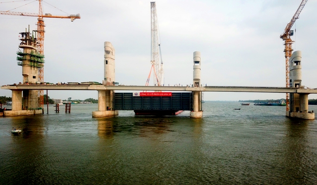 Kiên Giang: Mãn nhãn cảnh lắp đặt cửa van cống Cái Lớn nặng 203 tấn trên đại công trường thủy lợi lớn nhất Miền Tây - Ảnh 3.