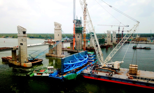 Kiên Giang: Mãn nhãn cảnh lắp đặt cửa van cống Cái Lớn nặng 203 tấn trên đại công trường thủy lợi lớn nhất Miền Tây - Ảnh 5.