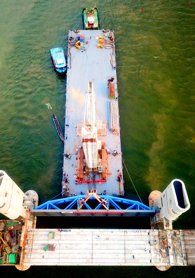 Kiên Giang: Mãn nhãn cảnh lắp đặt cửa van cống Cái Lớn nặng 203 tấn trên đại công trường thủy lợi lớn nhất Miền Tây - Ảnh 8.