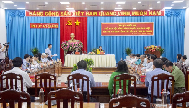 Chủ tịch Quốc hội Nguyễn Thị Kim Ngân, Chủ tịch Hội đồng bầu cử Quốc gia làm việc với Ban Chỉ đạo công tác bầu cử tỉnh An Giang - Ảnh 2.