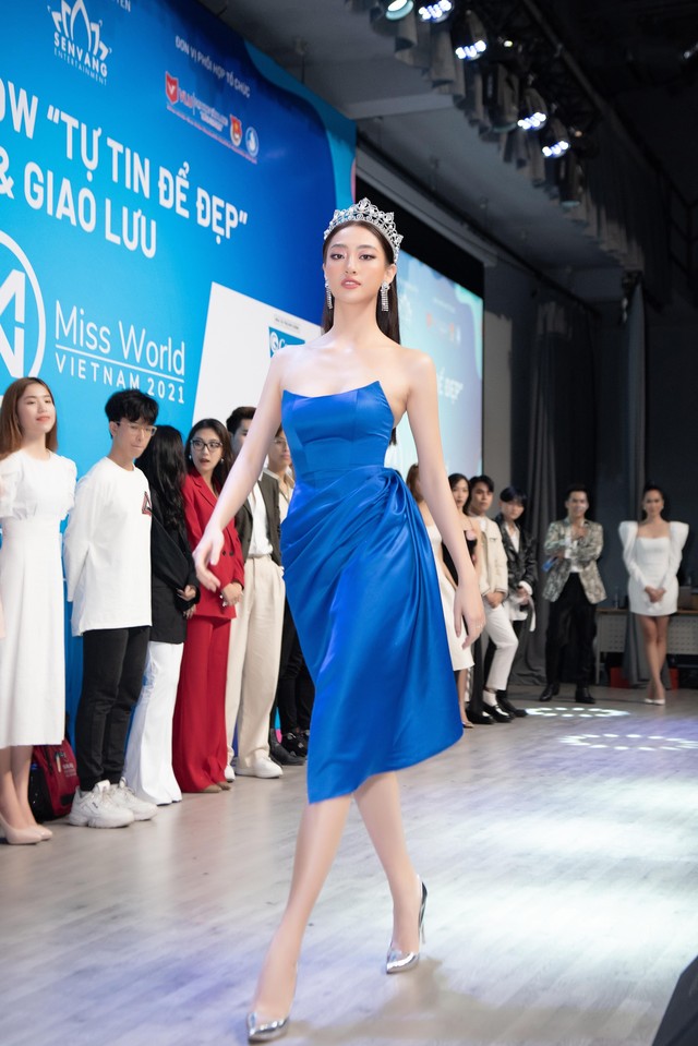 Dàn Hoa, Á hậu diện váy áo cúp ngực gợi cảm trong buổi talkshow tại ĐH Văn Lang - Ảnh 2.