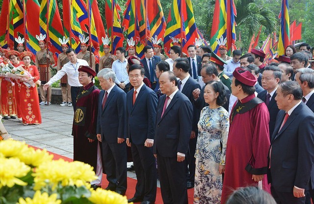 Chủ tịch nước Nguyễn Xuân Phúc dâng hương tưởng nhớ các Vua Hùng - Ảnh 4.