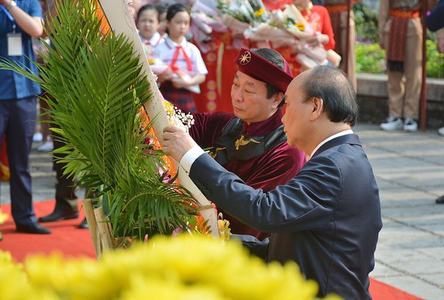 Chủ tịch nước Nguyễn Xuân Phúc dâng hương tưởng nhớ các Vua Hùng - Ảnh 9.