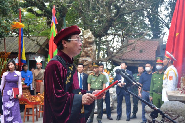 Chủ tịch nước Nguyễn Xuân Phúc dâng hương tưởng nhớ các Vua Hùng - Ảnh 5.