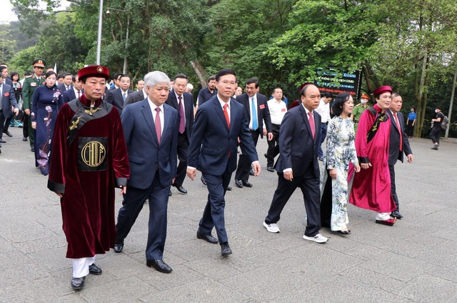 Chủ tịch nước Nguyễn Xuân Phúc dâng hương tưởng nhớ các Vua Hùng - Ảnh 1.