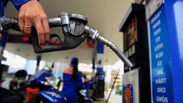 Giá dầu trượt nhẹ do lo ngại 'làn sóng' COVID-19 - Ảnh 1.