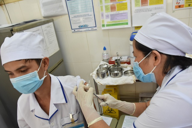 Đã có 318.792 người Việt Nam tiêm vắc xin COVID-19 - Ảnh 1.