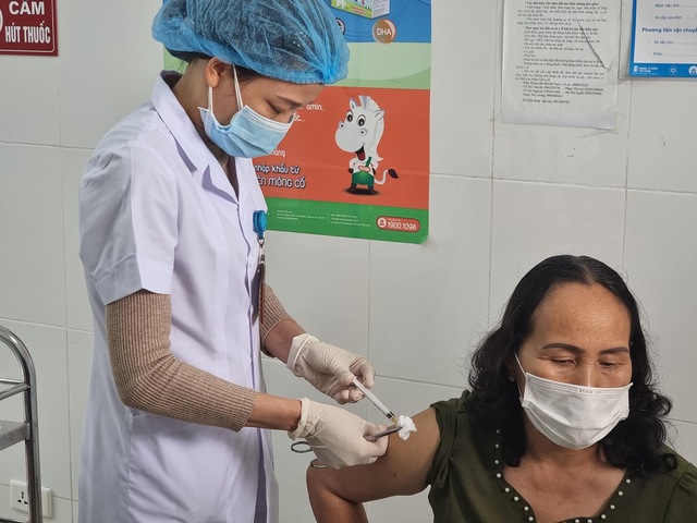 Đã có gần 54.000 người Việt Nam được tiêm vắc xin COVID-19 - Ảnh 1.