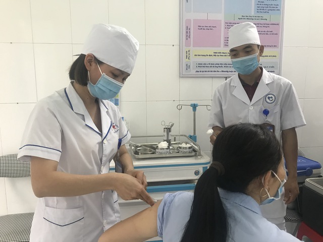 Bộ Y tế phân bổ vắc xin COVID-19 đợt 2, Hà Nội trên 53.000 liều - Ảnh 1.