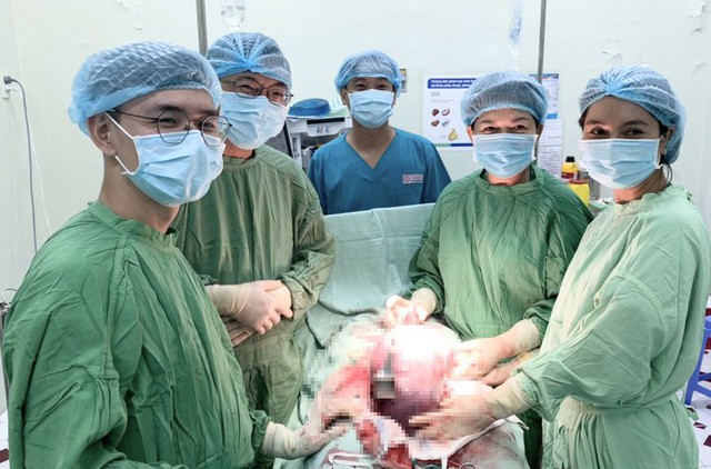 TP Cần Thơ: Phẫu thuật thành công lấy thai cùng khối u nặng 4kg - Ảnh 1.