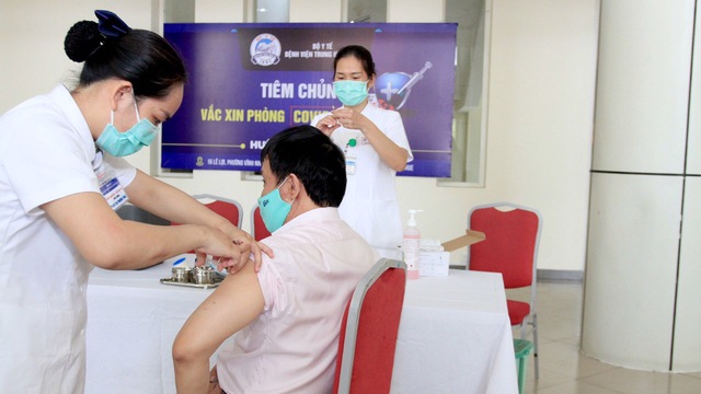Gần 510.000 người Việt Nam đã tiêm vắc xin COVID-19 - Ảnh 1.