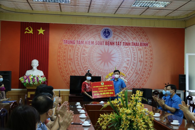 Liên đoàn lao động tỉnh Thái Bình trao quà động viên các đơn vị trên tuyến đầu chống dịch - Ảnh 2.