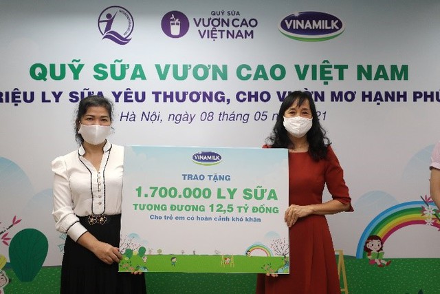 Vinamilk và Quỹ sữa Vươn cao Việt Nam năm 2021 trao tặng 1,7 triệu ly sữa hỗ trợ trẻ em khó khăn giữa dịch Covid-19 - Ảnh 1.