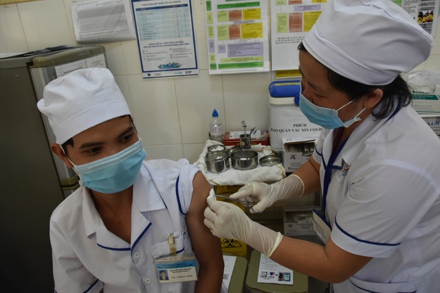 Hơn 1 triệu người đã được tiêm vắc xin COVID-19 tại Việt Nam - Ảnh 1.