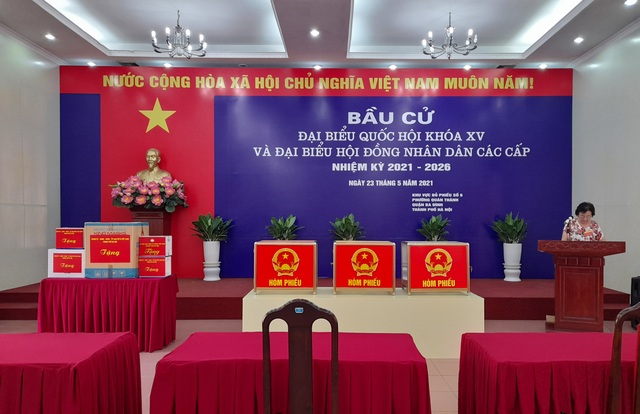 Bí thư Thành ủy Hà Nội Đinh Tiến Dũng kiểm tra công tác bầu cử và phòng, chống dịch COVID-19 tại phường Quán Thánh - Ảnh 8.