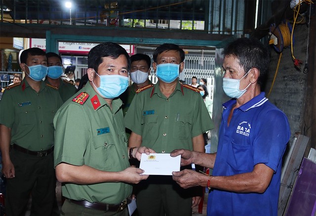 Đại tá Đinh Văn Nơi, Giám đốc Công an tỉnh An Giang,thăm hỏi, động viên và hỗ trợ cho gia đình ông Ngô Trung Thành.