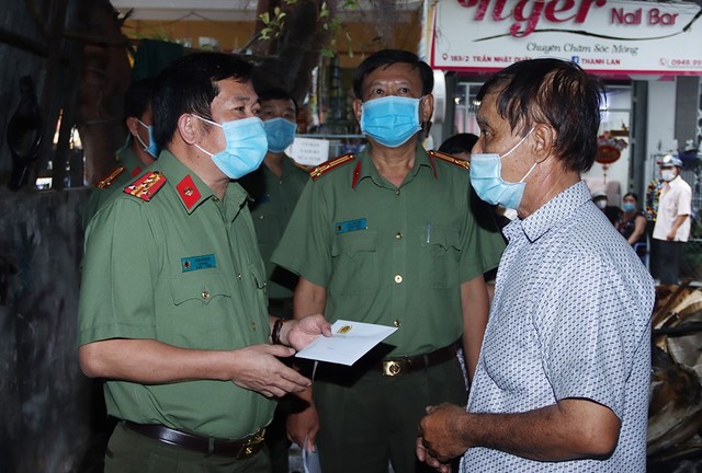 Đại tá Đinh Văn Nơi, Giám đốc Công an tỉnh An Giang,thăm hỏi, động viên và hỗ trợ cho gia đình ông Đỗ Thành Thọ.