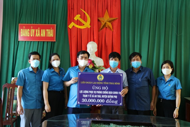 Thái Bình: Liên đoàn Lao động tỉnh tặng quà hỗ trợ những tuyến đầu chống dịch tại huyện Quỳnh Phụ - Ảnh 2.