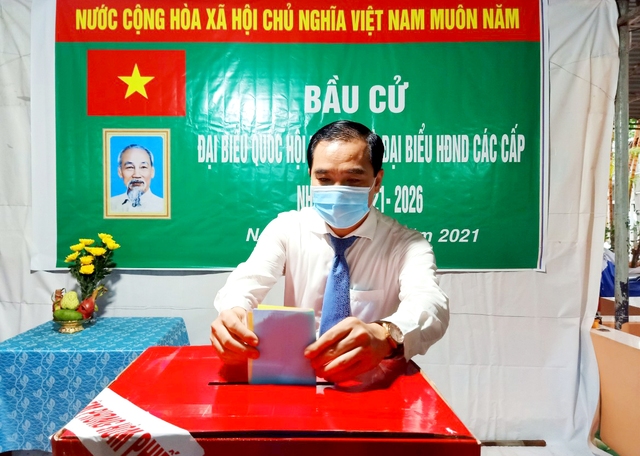 Kiên Giang: Cử tri TP Phú Quốc mặc áo mưa đi bầu cử - Ảnh 3.