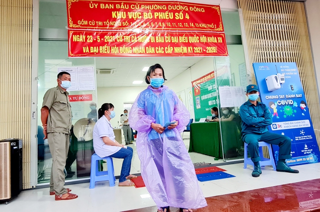 Kiên Giang: Cử tri TP Phú Quốc mặc áo mưa đi bầu cử - Ảnh 1.