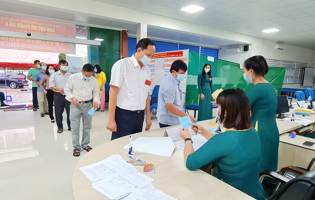 Kiên Giang: Cử tri TP Phú Quốc mặc áo mưa đi bầu cử - Ảnh 2.