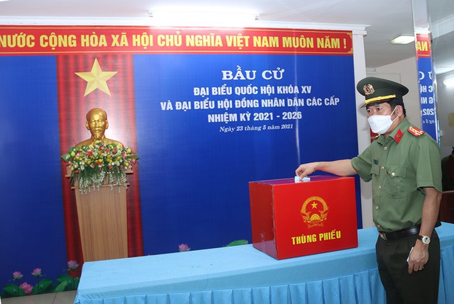 Đại tá Đinh Văn Nơi, Giám đốc Công an tỉnh tham gia bỏ phiếu bầu cử.
