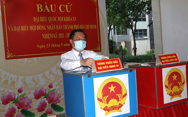 Đồng chí Nguyễn Trọng Nghĩa thực hiện bỏ phiếu bầu cử tại quận Tân Bình (TP. Hồ Chí Minh) - Ảnh 1.