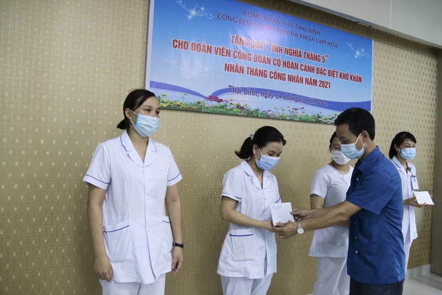 Thái Bình: Công đoàn ngành Y tế trao 110 suất quà cho đoàn viên. - Ảnh 1.
