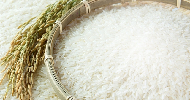Giá gạo hôm nay 14/6: Gạo nguyên liệu tiếp đà giảm sâu - Ảnh 1.